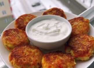 Ροδοκοκκινισμένοι λαχανοκεφτέδες σερβιρισμένοι σε πιατέλα με λίγο γιαούρτι στο πλάι.