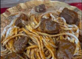 Ένα πιάτο με κοκκινιστό κατσικάκι και μακαρόνια βρασμένα στη σάλτσα του, πασπαλισμένα με τριμμένο ανθότυρο.