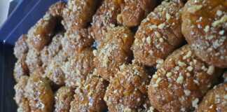 Μελομακάρονα Ζουμερά και Τραγανά Πιατέλα με μελωμένα μελομακάρονα πασπαλισμένα με μπόλικο τριμμένο καρύδι.