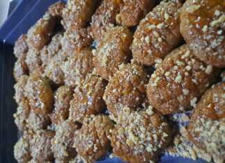 Πιατέλα με μελωμένα μελομακάρονα πασπαλισμένα με μπόλικο τριμμένο καρύδι.