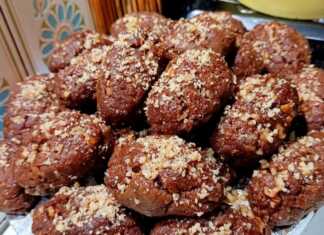 Μελομακάρονα μελωμένα και πασπαλισμένα με μπόλικο τριμμένο καρύδι, τοποθετημένα σε μια γιορτινή πιατέλα.