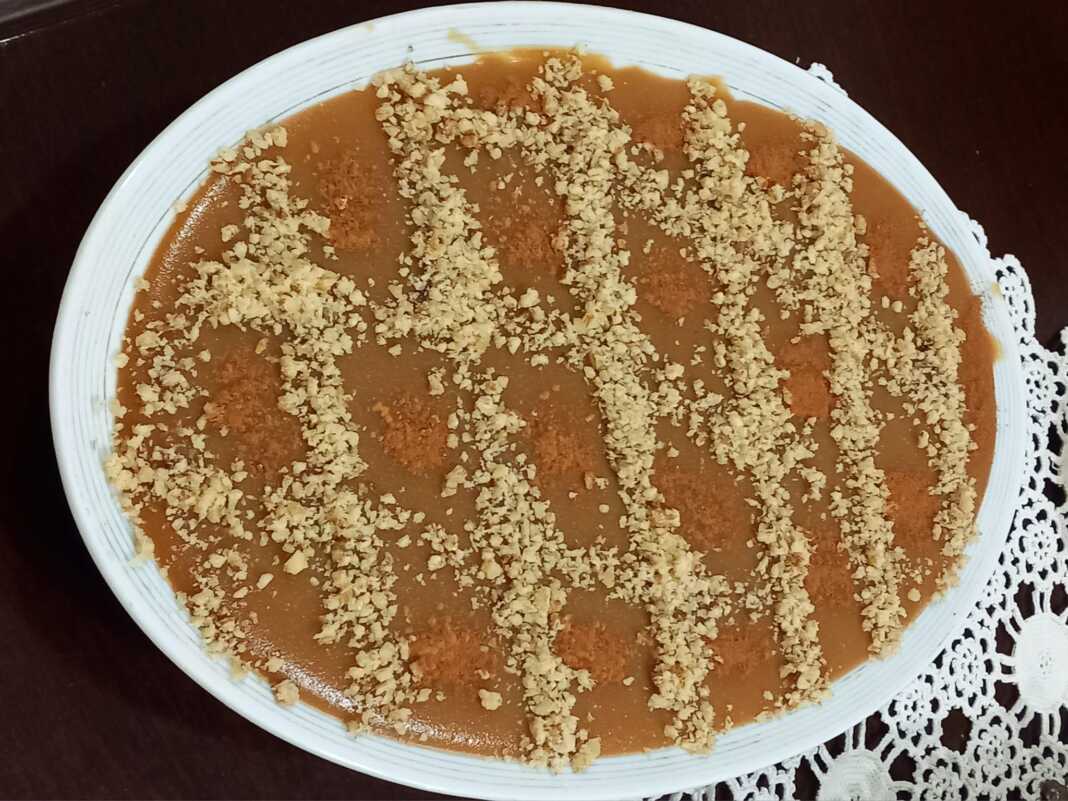 Παραδοσιακή μουσταλευριά σερβιρισμένη σε μπολ, πασπαλισμένη με κανέλα και καρύδια.