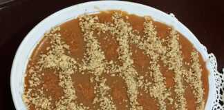 Παραδοσιακή μουσταλευριά σερβιρισμένη σε μπολ, πασπαλισμένη με κανέλα και καρύδια.