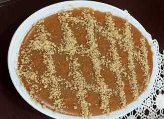 Παραδοσιακή μουσταλευριά σερβιρισμένη σε μπολ, πασπαλισμένη με κανέλα και καρύδια.