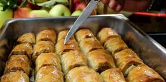 Ρολάκια μπακλαβά γεμισμένα με μήλο και καρύδι, λουσμένα με σιρόπι και ροδισμένα στο φούρνο.