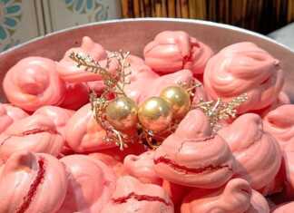 Πολλοί μικροί ροζ μπεζέδες με ραβδώσεις από κορνέ τοποθετημένοι πάνω σε λαδόκολλα μέσα σε ταψί