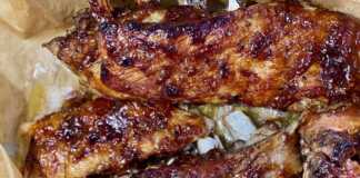 Πιάτο με ψιλοκομμένα χοιρινά παϊδάκια με σκούρο καραμελωμένο γλάσο teriyaki, πασπαλισμένα με σουσάμι.