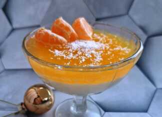 Πανακότα Πορτοκαλιού που αποτελείται από μια λευκή κρεμώδη βάση και ένα πορτοκαλί στρώμα ζελέ στην κορυφή.