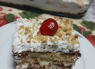 Γλυκό ταψιού πολυεπίπεδο με σοκολάτα, σαντιγί και καβουρδισμένα φουντούκια στην επιφάνεια.