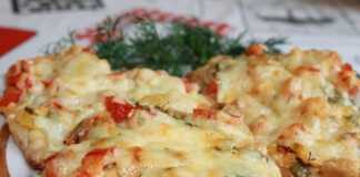 Ένα ταψί με φρεσκοψημένες πατάτες με κιμά και ντομάτες, καλυμμένες με χρυσαφένιο λιωμένο τυρί.