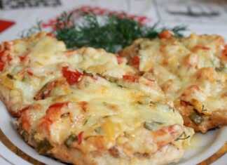 Ένα ταψί με φρεσκοψημένες πατάτες με κιμά και ντομάτες, καλυμμένες με χρυσαφένιο λιωμένο τυρί.