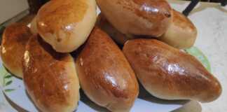 Χρυσαφένια και αφράτα πιροσκί τοποθετημένα σε ταψί με αντικολλητικό χαρτί μόλις βγαλμένα από τον φούρνο