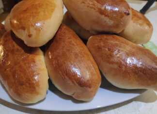 Χρυσαφένια και αφράτα πιροσκί τοποθετημένα σε ταψί με αντικολλητικό χαρτί μόλις βγαλμένα από τον φούρνο