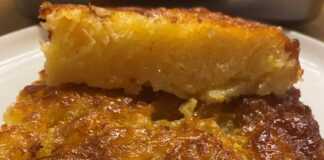 Κομμάτια από λαχταριστή πορτοκαλόπιτα σε ταψί, ποτισμένα με σιρόπι, με πορτοκαλί χρώμα και αρωματισμένα με ξύσμα πορτοκαλιού.