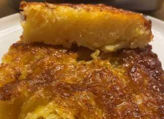 Κομμάτια από λαχταριστή πορτοκαλόπιτα σε ταψί, ποτισμένα με σιρόπι, με πορτοκαλί χρώμα και αρωματισμένα με ξύσμα πορτοκαλιού.