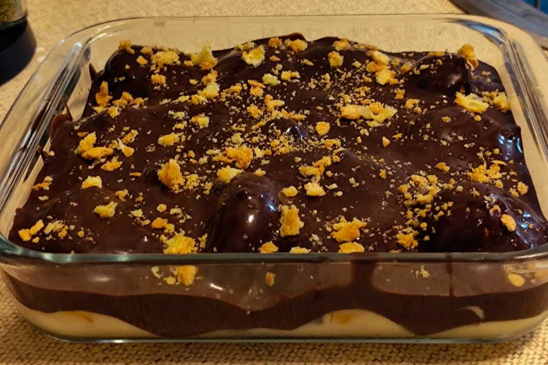 Ένα μεγάλο πυρέξ γεμάτο με σου γεμισμένα με κρέμα, καλυμμένα με πλούσια, γυαλιστερή κρέμα σοκολάτας.