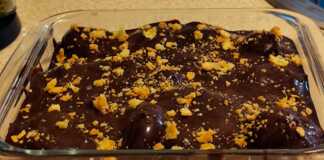 Ένα μεγάλο πυρέξ γεμάτο με σου γεμισμένα με κρέμα, καλυμμένα με πλούσια, γυαλιστερή κρέμα σοκολάτας.