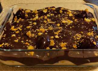 Ένα μεγάλο πυρέξ γεμάτο με σου γεμισμένα με κρέμα, καλυμμένα με πλούσια, γυαλιστερή κρέμα σοκολάτας.