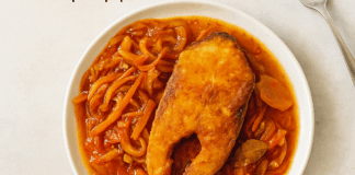 Ψάρι Μαριναρισμένο σε Αρωματική Σάλτσα Λαχανικών Μερίδες τηγανητού λευκού ψαριού (*) κομμένες και τοποθετημένες μέσα σε βαθύ ταψί, καλυμμένες πλήρως με πλούσια κόκκινη μαρινάδα λαχανικών με καρότα και κρεμμύδια.