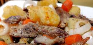 Ένα μεγάλο πιάτο με Ρεγγοσαλάτα, που περιέχει κομμάτια καπνιστής ρέγγας, ροδέλες πατάτας και καρότου, και κάππαρη, πασπαλισμένο με πάπρικα.