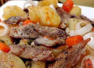 Ένα μεγάλο πιάτο με Ρεγγοσαλάτα, που περιέχει κομμάτια καπνιστής ρέγγας, ροδέλες πατάτας και καρότου, και κάππαρη, πασπαλισμένο με πάπρικα.