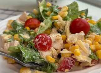 Μια δροσερή σαλάτα με κοτόπουλο, ντοματίνια, καλαμπόκι και μια κρεμώδη λευκή σάλτσα σε ένα μπολ.