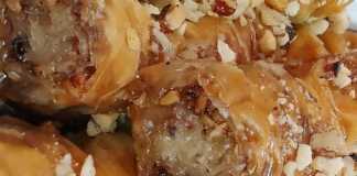 Μια σειρά από χρυσαφένια, σουρωτά σαραγλάκια μέσα στο ταψί, περιχυμένα με σιρόπι και πασπαλισμένα με τριμμένο φυστίκι ή καρύδι