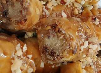 Μια σειρά από χρυσαφένια, σουρωτά σαραγλάκια μέσα στο ταψί, περιχυμένα με σιρόπι και πασπαλισμένα με τριμμένο φυστίκι ή καρύδι