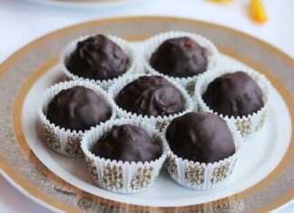 Στοίβα από στρογγυλά σοκολατάκια καλυμμένα με σοκολάτα, με ορατά τα κομμάτια καρυδιών στο εσωτερικό