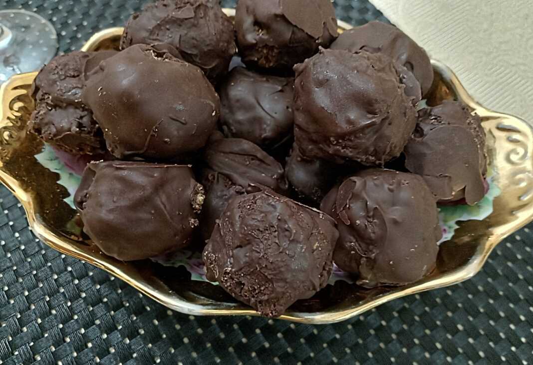 Σπιτικά σοκολατάκια με πλούσια επικάλυψη σοκολάτας, τοποθετημένα σε μια γιορτινή φοντανιέρα.