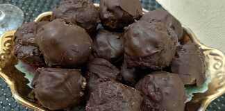 Σπιτικά σοκολατάκια με πλούσια επικάλυψη σοκολάτας, τοποθετημένα σε μια γιορτινή φοντανιέρα.