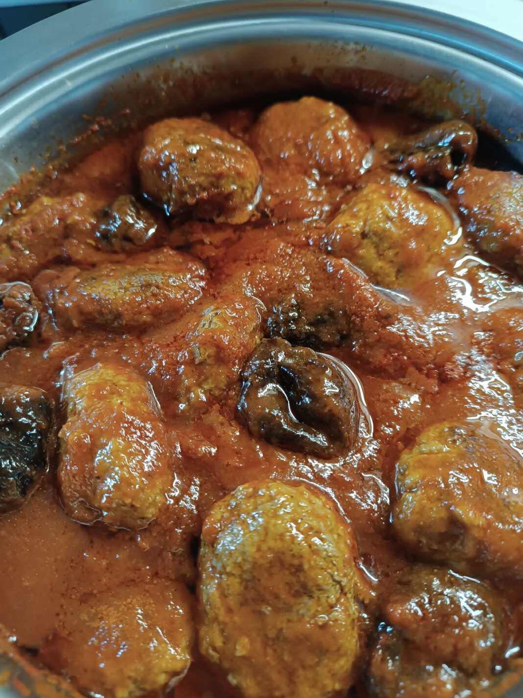 Ζουμερά επιμήκη σουτζουκάκια μέσα σε βαθυκόκκινη σάλτσα ντομάτας με ολόκληρα μελωμένα δαμάσκηνα.