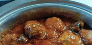 Ζουμερά επιμήκη σουτζουκάκια μέσα σε βαθυκόκκινη σάλτσα ντομάτας με ολόκληρα μελωμένα δαμάσκηνα.