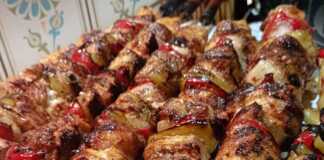 Μεγάλα σουβλάκια κοτόπουλου με κομμάτια πιπεριάς και κρεμμυδιού, ψημένα στα κάρβουνα και γυαλισμένα με βούτυρο και λεμόνι.