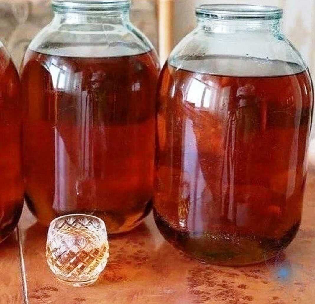 3 βάζα με χειροποίητο αρωματικό κονιάκ και αποξηραμένα φρούτα δίπλα.