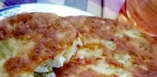 Χρυσαφένιες τηγανοκουλούρες γεμιστές με τυρί, μόλις βγαλμένες από το τηγάνι και πασπαλισμένες με ρίγανη.