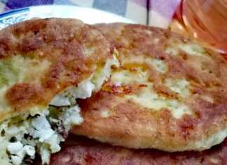 Χρυσαφένιες τηγανοκουλούρες γεμιστές με τυρί, μόλις βγαλμένες από το τηγάνι και πασπαλισμένες με ρίγανη.