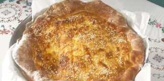 Ένα μεγάλο στρογγυλό τυρένιο ψωμάκι (σαν χατσαπούρι) πασπαλισμένο με σουσάμι, με χρυσαφί κρούστα και λιωμένη γέμιση τυριού.