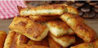 Χρυσαφένια τηγανιτά μπαστουνάκια ζύμης με λιωμένο τυρί στο εσωτερικό τους τοποθετημένα πάνω σε απορροφητικό χαρτί.