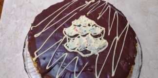 Ένα εντυπωσιακό κέικ Marlenka με πολλές λεπτές στρώσεις μελιού και κρέμας, καλυμμένο με θρυμματισμένο κέικ και καρύδια.