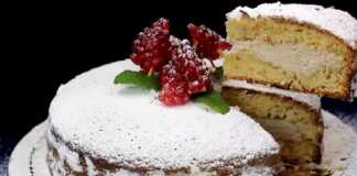 Μια ψηλή και αφράτη Βασιλόπιτα πασπαλισμένη με άχνη ζάχαρη που στο εσωτερικό της κρύβει μια βελούδινη ροζ κρέμα ροδιού