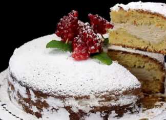 Μια ψηλή και αφράτη Βασιλόπιτα πασπαλισμένη με άχνη ζάχαρη που στο εσωτερικό της κρύβει μια βελούδινη ροζ κρέμα ροδιού