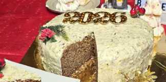 Μια εντυπωσιακή βασιλόπιτα καλυμμένη με γλάσο λευκής σοκολάτας και πασπαλισμένη με πράσινο φιστίκι Αιγίνης.