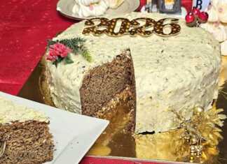 Μια εντυπωσιακή βασιλόπιτα καλυμμένη με γλάσο λευκής σοκολάτας και πασπαλισμένη με πράσινο φιστίκι Αιγίνης.