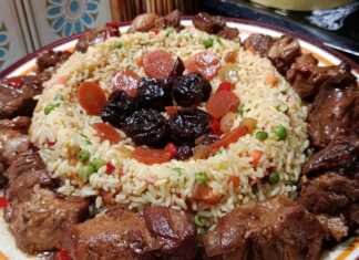 Ζουμερά κομμάτια χοιρινού με μελωμένη σάλτσα δαμάσκηνου, σερβιρισμένα δίπλα σε πολύχρωμο πιλάφι με λαχανικά.