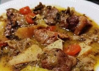 Ένα πιάτο με παραδοσιακό χοιρινό με σέλινο και σελινόριζα, περιχυμένο με πλούσιο αυγολέμονο, με κομμάτια χοιρινής σπάλας και μπούτι.