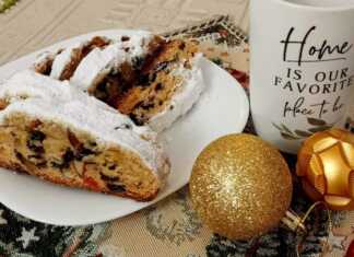 Ένα παραδοσιακό γερμανικό Stollen τυλιγμένο σε ζάχαρη άχνη, κομμένο σε φέτες για να δείξει τα αποξηραμένα φρούτα και τους ξηρούς καρπούς στο εσωτερικό.