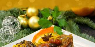 κρέατος με ροδοκοκκινισμένη σάλτσα, μαγειρεμένα με ολόκληρα δαμάσκηνα και κάστανα, σερβιρισμένα σε πιατέλα με λίγο ξύσμα πορτοκαλιού.