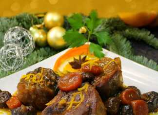 κρέατος με ροδοκοκκινισμένη σάλτσα, μαγειρεμένα με ολόκληρα δαμάσκηνα και κάστανα, σερβιρισμένα σε πιατέλα με λίγο ξύσμα πορτοκαλιού.