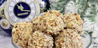 Στρογγυλά μπισκότα βουτύρου τυλιγμένα σε τριμμένο φουντούκι, τοποθετημένα σε ταψί μετά το ψήσιμο.